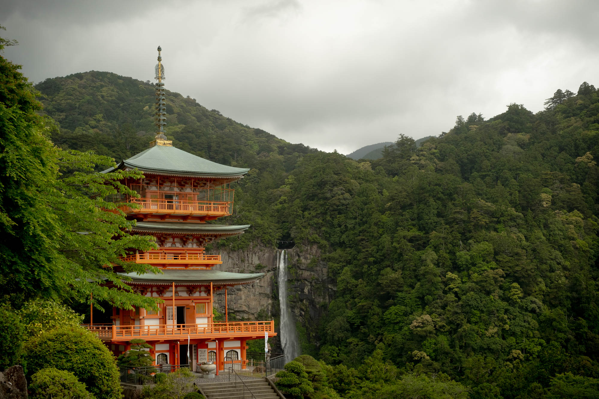La célèbre pagode vermillon et la cascade sacrée de Nachi au Japon © Xavier Pasche