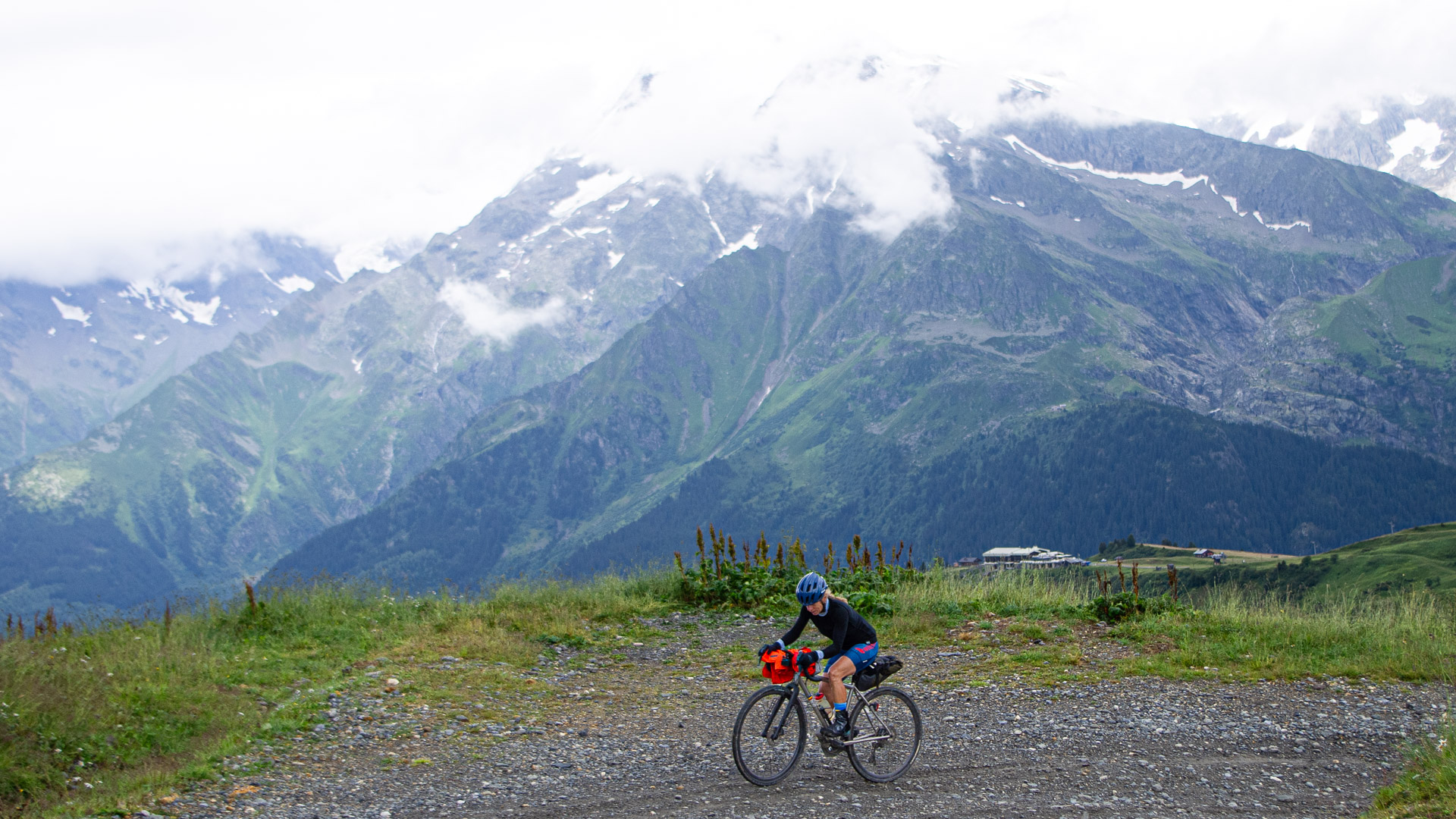 fille en gravel dans le Col du Joly dans le Beaufortain