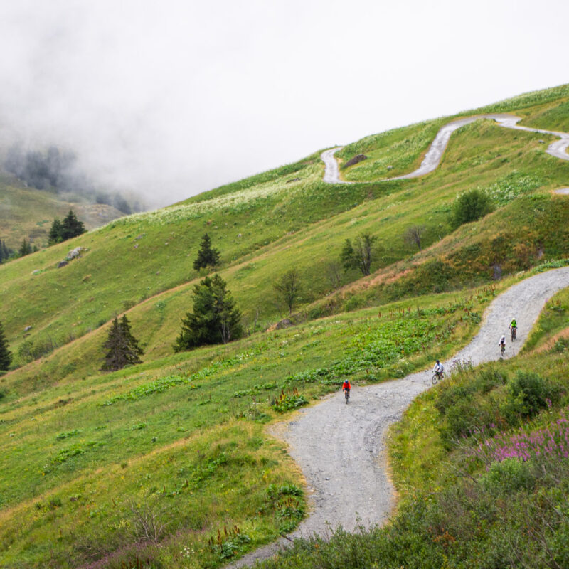 La piste du Cormet d’Arêches avec des cyclistes en gravel …