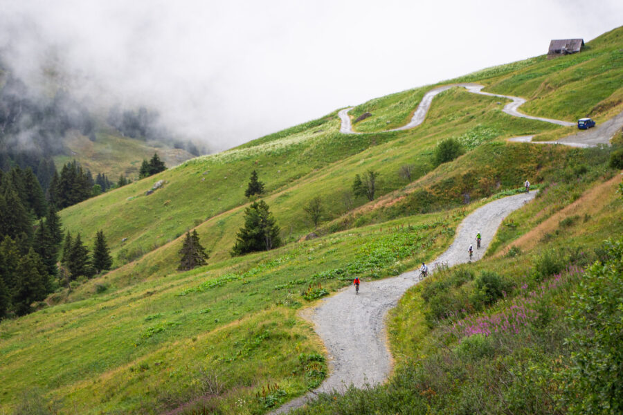 La piste du Cormet d’Arêches avec des cyclistes en gravel …